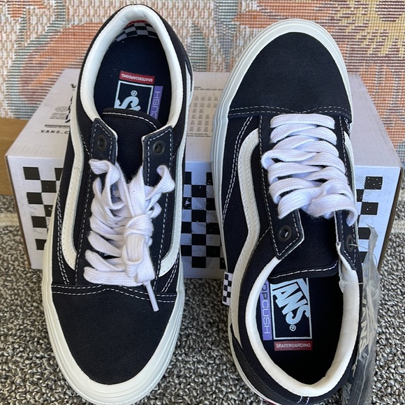 Vans Men’s Skate Old Skool
Wrapped Dark Navy
VN0A5FCBDNV
Sneakers - Picture 13 of 16